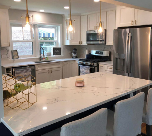 Quartz kitchen with full-height backsplash defines Sambor Stone’s work: modern, functional and elegant.