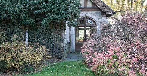 Most millionaires of the day had a carriage house, and in the case of Skylands Farms this amenity was a necessity when friends came-a-callin’ for nine holes of golf and three courses of dinner. “I’d define the look of the carriage house as arts & crafts style, using local quartzite boulders, wooden window boxes and borders with panes fastened into the stone,” said Michael Jamison. 