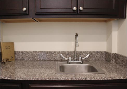 For the kitchenettes and vanity tops in the guest rooms throughout the building, Emco-Williams installed a warm Bainbrook Brown granite. 