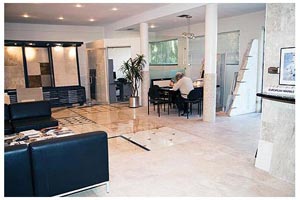 Abundant with seating nooks and crannies, European Marble’s showroom in Sarasota, Florida is filled with imagination-inspiring vignettes of such home settings as center islands, bars, kitchens and vanities. 