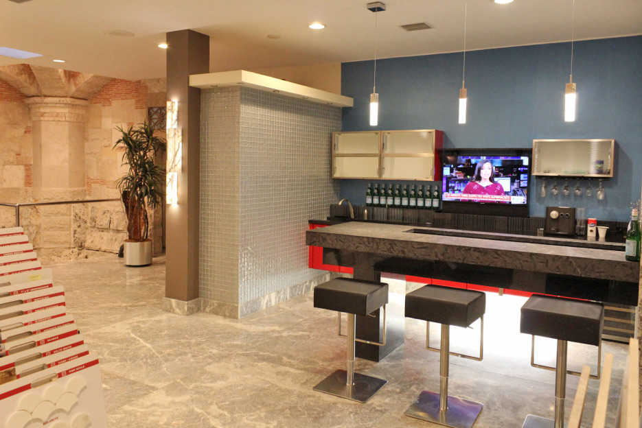 European Marble’s 6,000 square foot showroom includes a complete, functional wine bar, a wide selection of stone samples and many tasteful vignettes both inside and outside the showroom, including tile, paving and flooring.