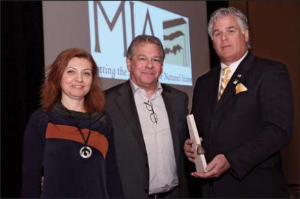 Jonathan Zanger (center) receives the Grande Pinnacle from GianPaola Pedretti (Veronafiere) and 2015 MIA President Dan Rea (Coldspring). 