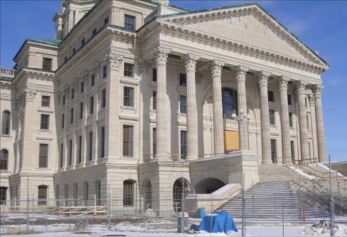 Mark 1 provided custom-made, heavy-duty scaffolding for the Kansas Statehouse project to provide load bearing capacity for workers, tools, and stone to be placed.