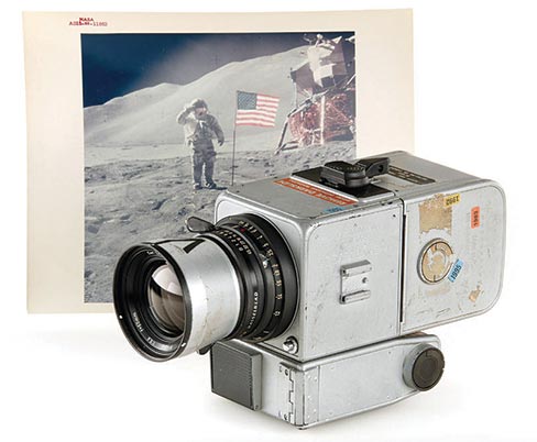 This photo provided by Galerie Westlicht in Vienna shows a Hasselblad 500 camera which was part of the equipment carried by the 1971 Apollo 15 mission–one of several cameras brought back from the moon. It was put on auction Saturday, March 22, 2014 and was sold for nearly 760,000 US dollars. Photo: Galerie Westlicht, AP