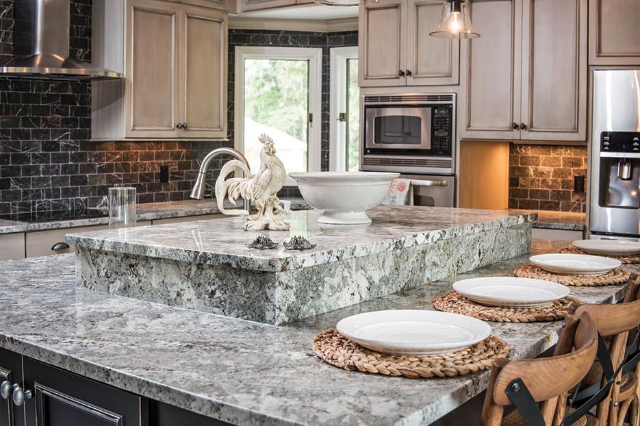 The focal point of this country kitchen is a Minsk Granite island set off with 2 tiers and a mitered apron, for a stunning effect. The spacious island / breakfast bar can accommodate four place-settings.