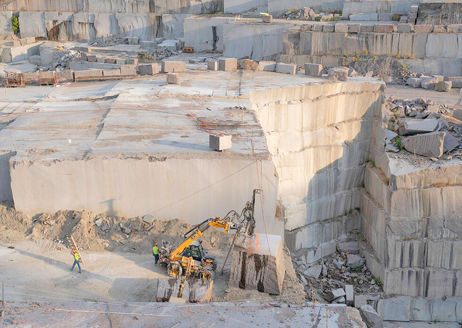 Early morning work at the quarry: extracting a block from the working face