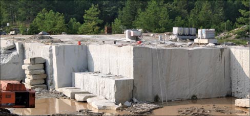 Blue Sky Quarry was visited as an example of a “drive-in”quarry. Blue Sky produces material for granite curbing, required in many northern markets with weather and salt-corrosion concerns.