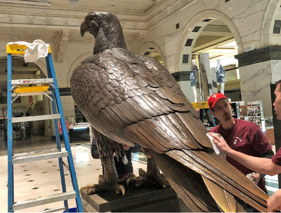 The “Wannamaker Eagle,” a Philadelphia landmark, was cast in bronze in Frankfürt, Germany and was originally part of the decor of Wanamaker’s department store. It was a central meeting place in the early 20th century. 