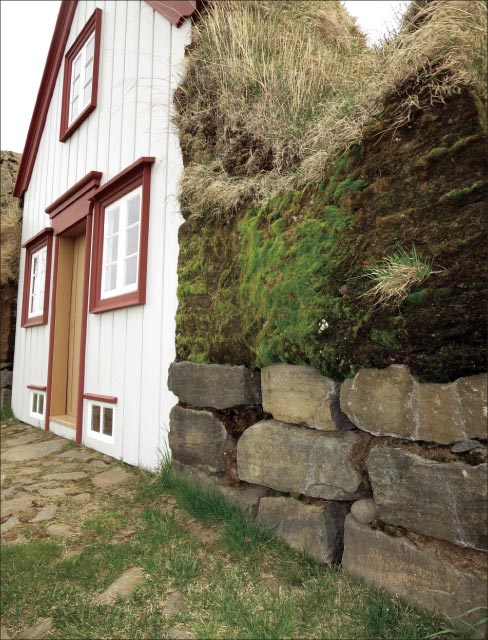 At first glance this harbor retaining wall looks like ordinary modular concrete block. But a closer inspection reveals that it’s actually lava rock. The telltale sign is the presence of Swiss-cheese-like holes, caused by gases in the lava.