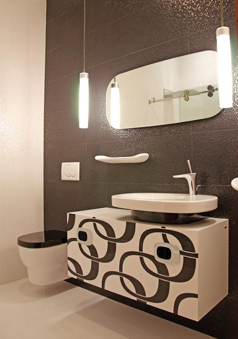 Each of the several baths in this large, Frank Lloyd Wright-inspired home has a different blend of materials and design, from classic porcelain tile and marble to the clean lines of ultra-modern silestone. Keith’s install team worked with the client’s material choices, often edging the tile onsite.