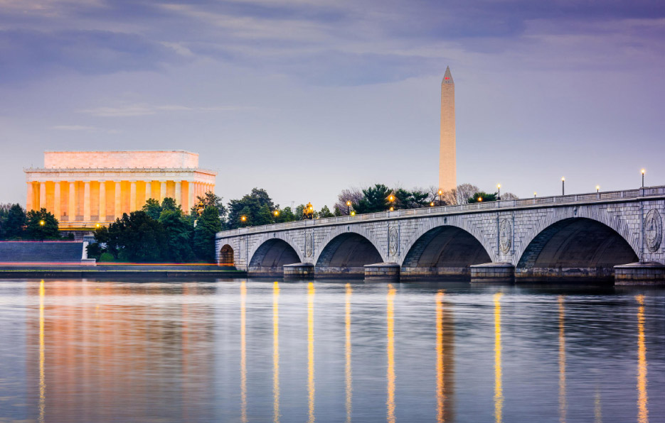 The Arlington Memorial Bridge links the Arlington National Cemetery and the Lincoln Memorial. 